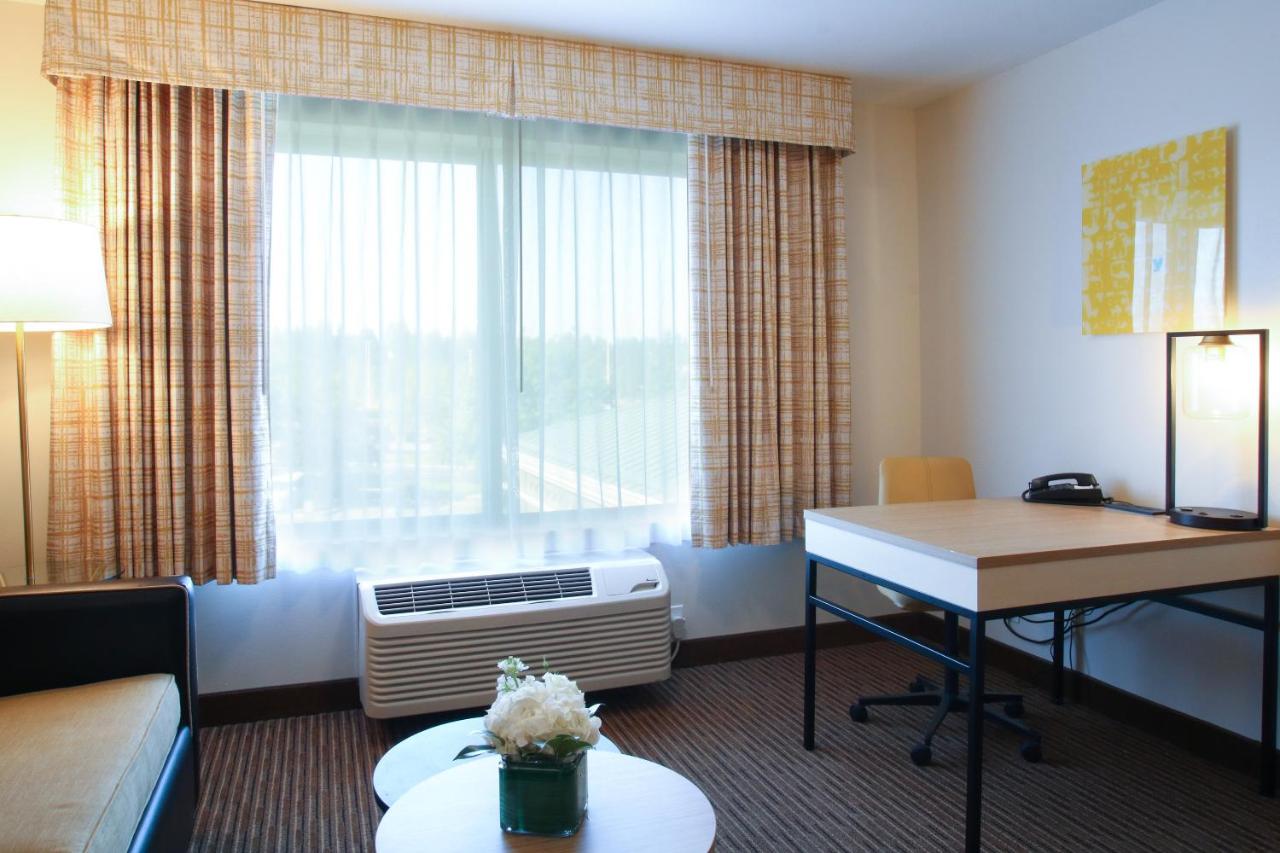 King Suite at Oxford Suites Spokane Valley