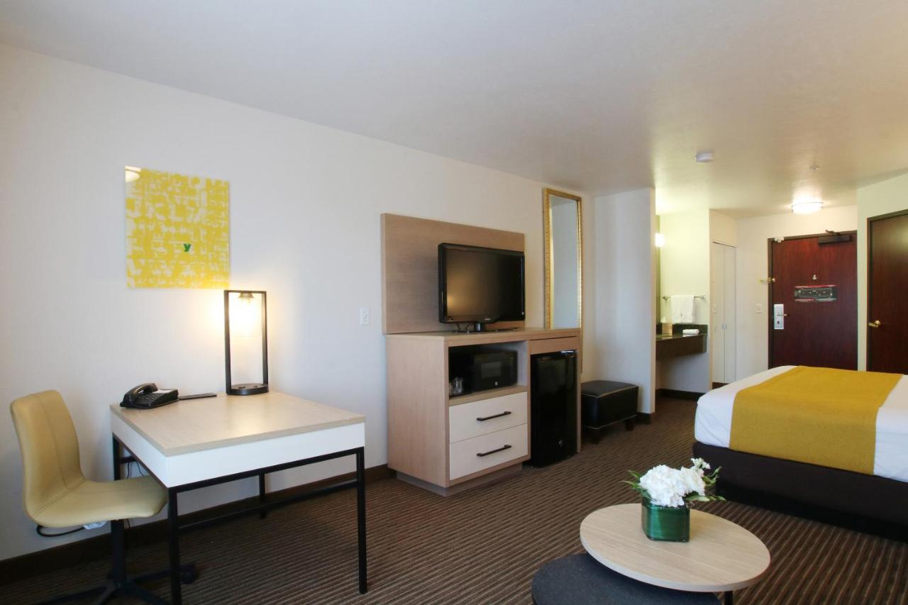 King Suite at Oxford Suites Spokane Valley