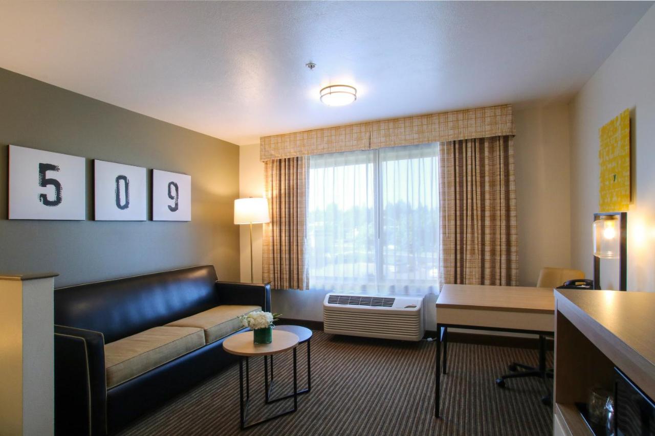 King Suite at Oxford Suites Spokane Valley