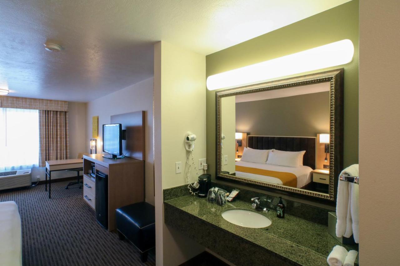 King Suite at Oxford Suites Spokane Valley