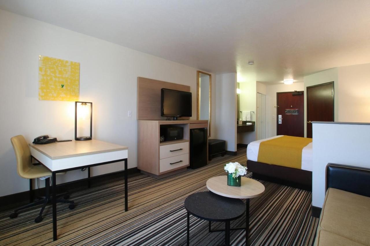 River View King Suite at Oxford Suites Spokane Valley