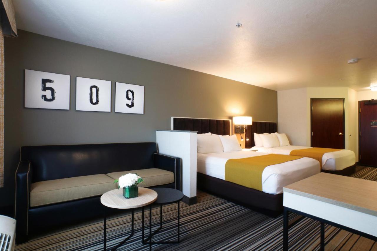 Family King and Double Queen Suite at Oxford Suites Spokane Valley