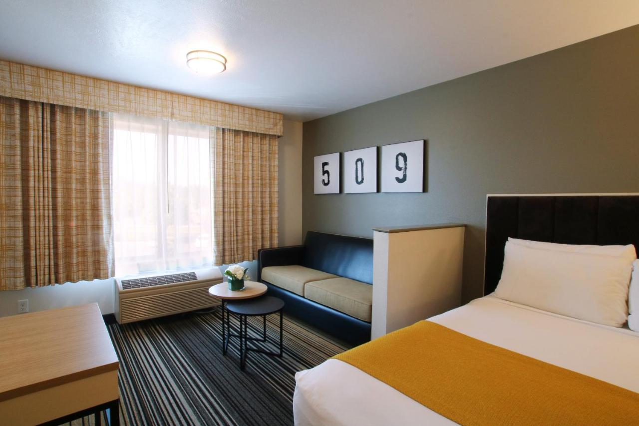 Family King and Double Queen Suite at Oxford Suites Spokane Valley