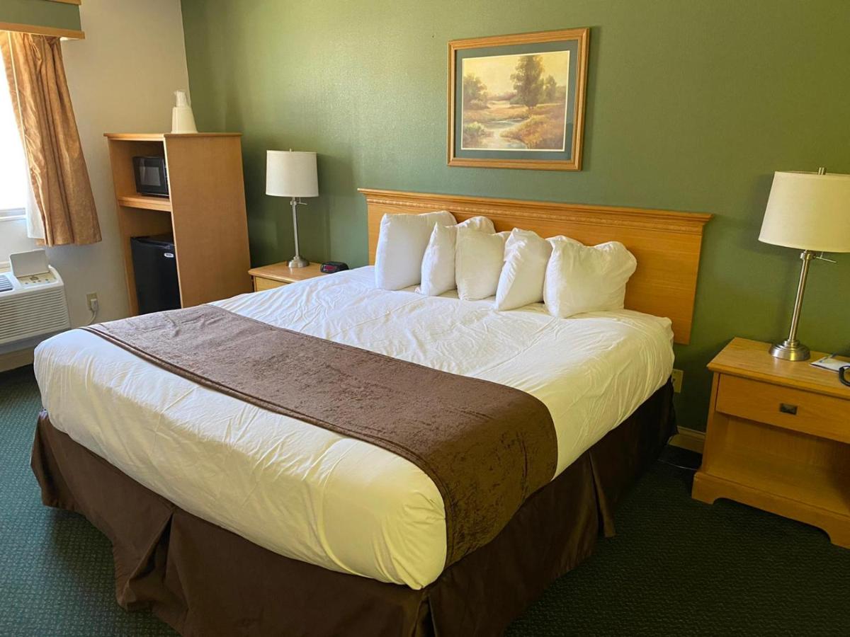 Queen Room - Non-Smoking at Baymont by Wyndham Robinson