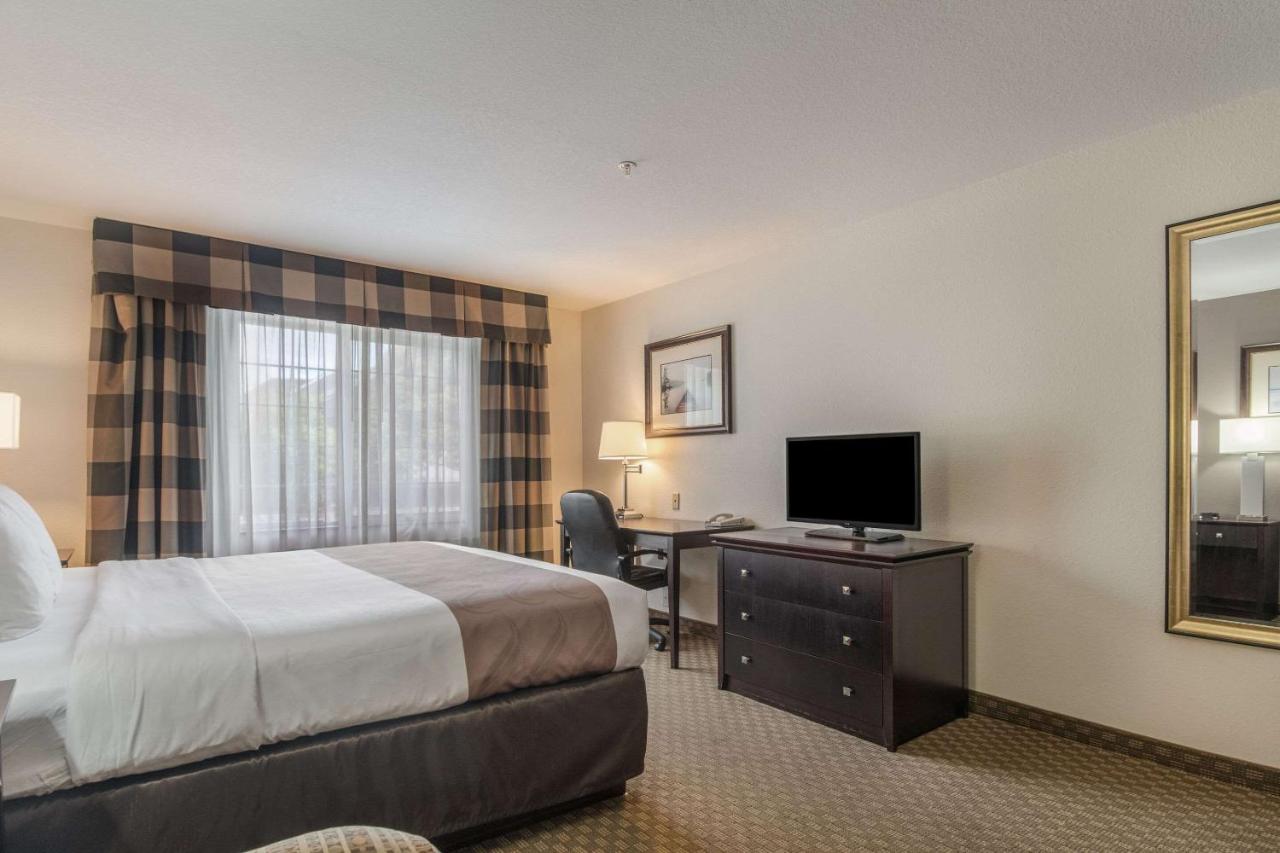 Deluxe King Room with Spa Bath at Quality Inn