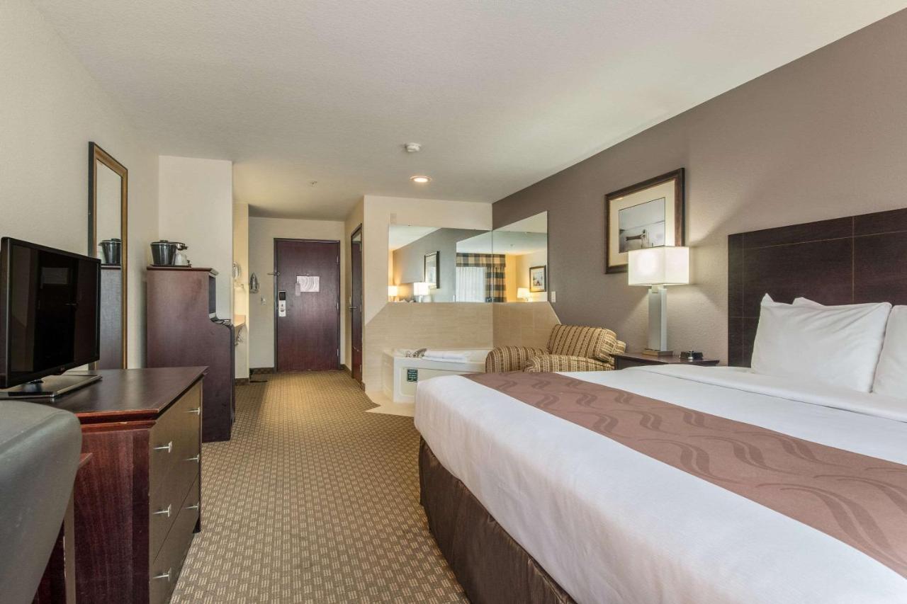 Deluxe King Room with Spa Bath at Quality Inn