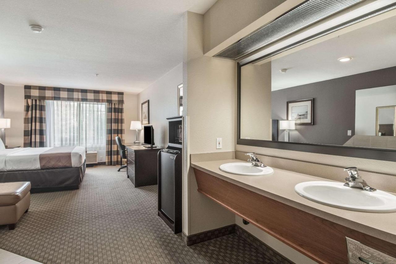 Deluxe King Room with Spa Bath at Quality Inn