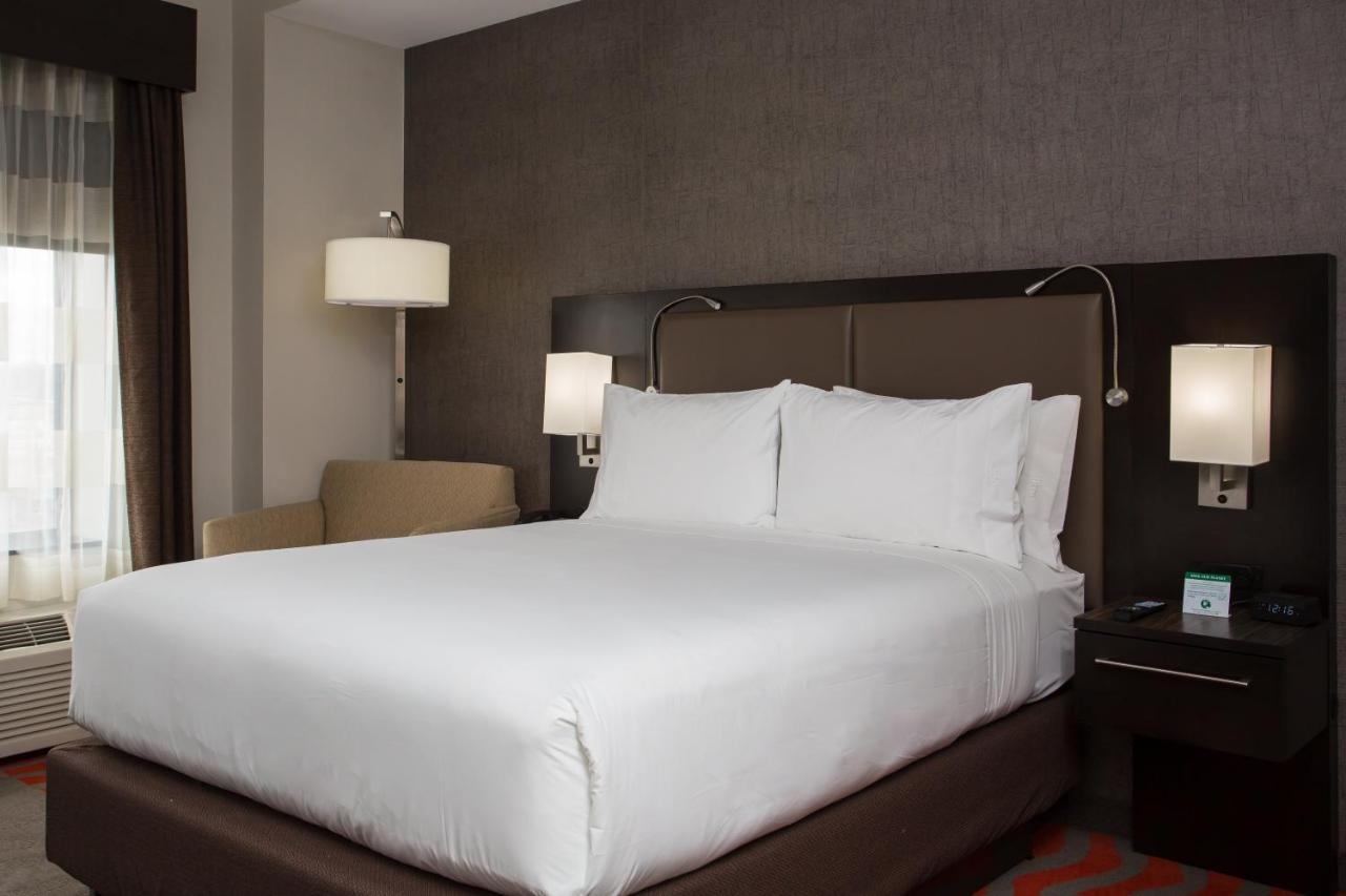 Queen Room - Non-Smoking at Holiday Inn Express Springfield Downtown, an IHG Hotel