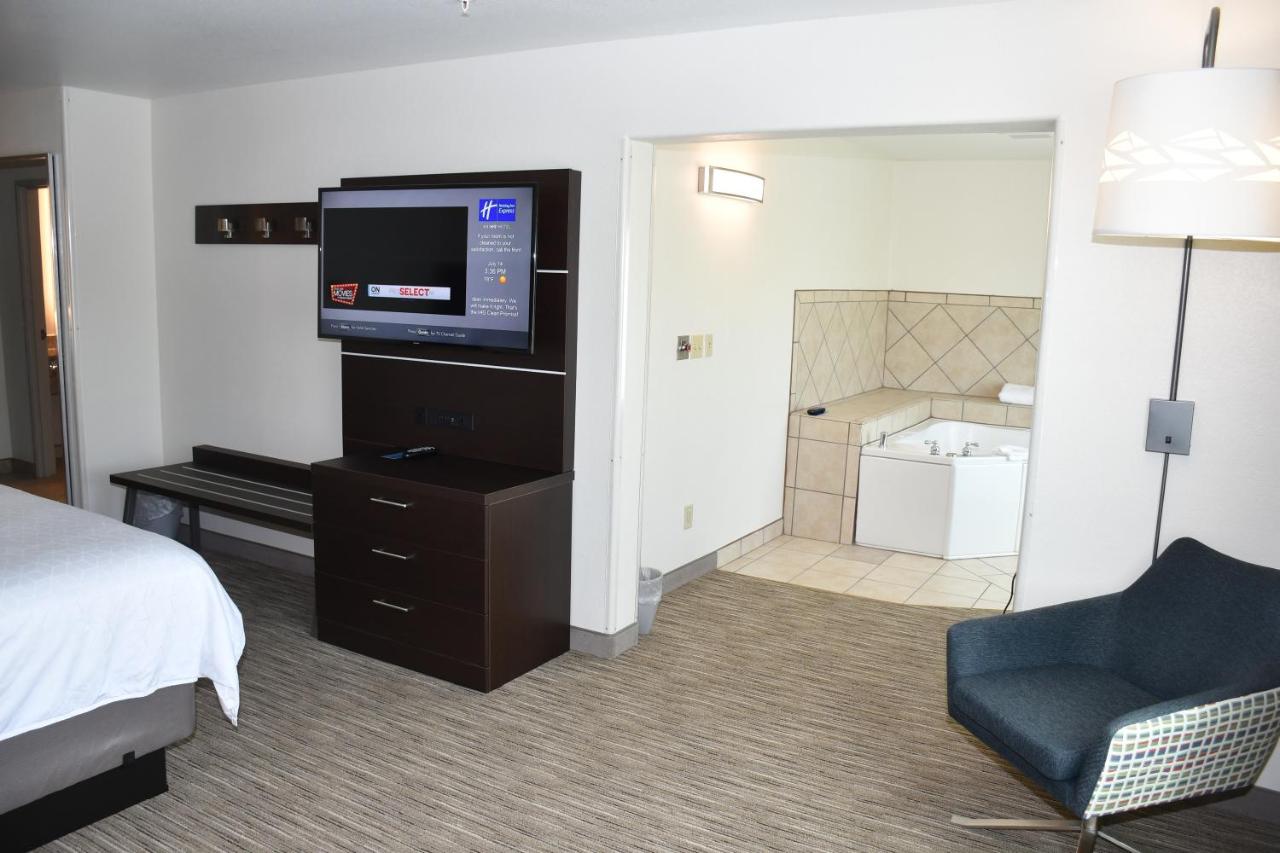King Suite with Spa Bath - Non-Smoking at Holiday Inn Express & Suites Evanston by IHG