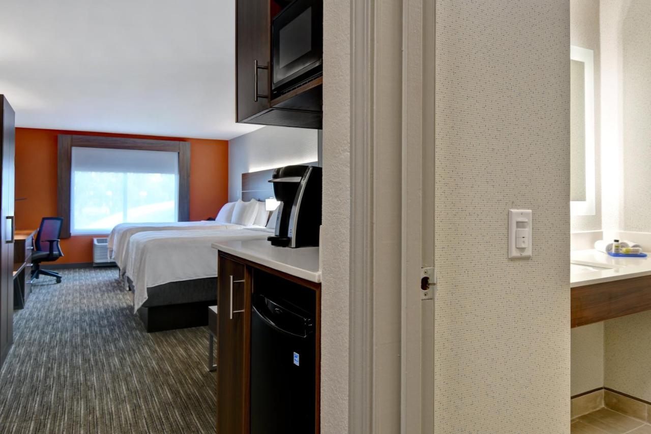 Queen Suite at Holiday Inn Express Hotel & Suites Anderson-I-85 by IHG