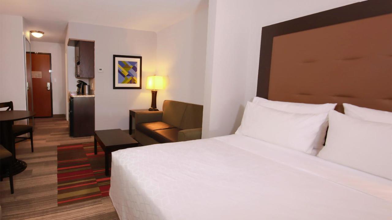 King Suite at Holiday Inn Express & Suites Ironton by IHG