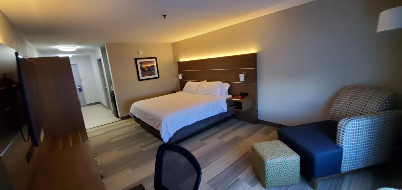 King Room - Non-Smoking at Holiday Inn Express Hotel and Suites Kinston by IHG
