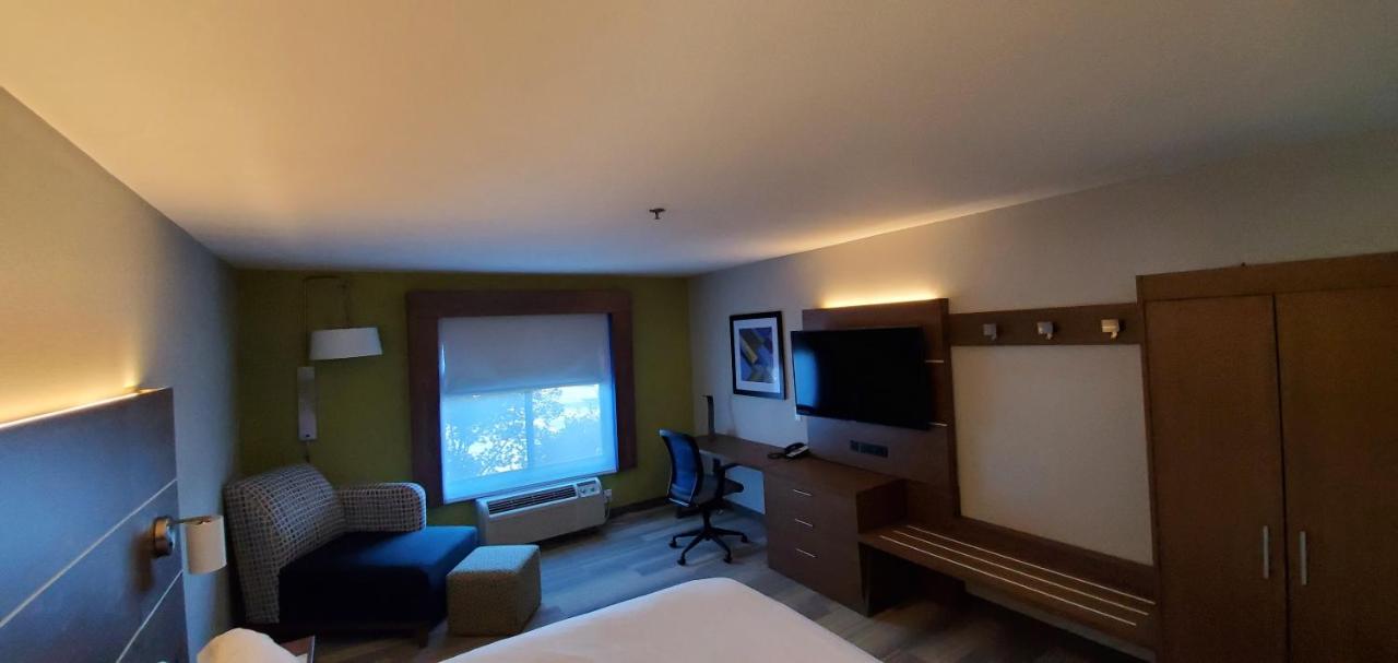 King Room - Non-Smoking at Holiday Inn Express Hotel and Suites Kinston by IHG