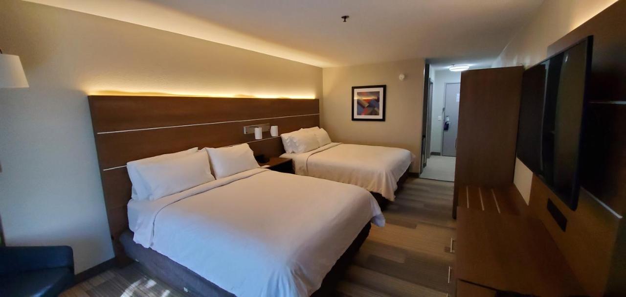 Queen Room with Two Queen Beds - Non-Smoking at Holiday Inn Express Hotel and Suites Kinston by IHG