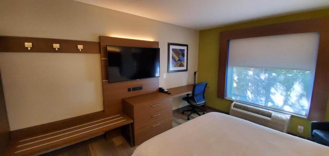 Queen Room with Two Queen Beds - Non-Smoking at Holiday Inn Express Hotel and Suites Kinston by IHG