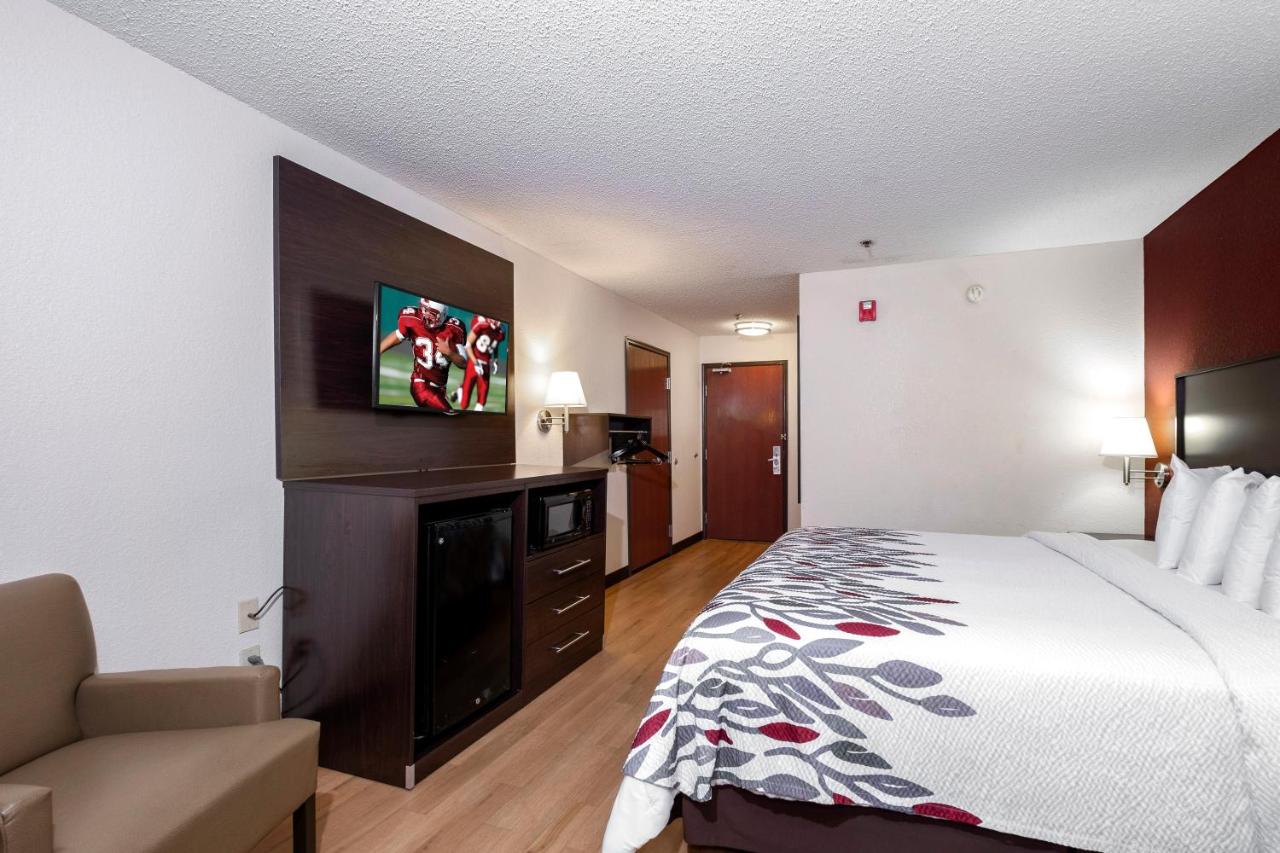 Deluxe King Room - Disability Access/Non-Smoking at Red Roof Inn & Suites Dover Downtown