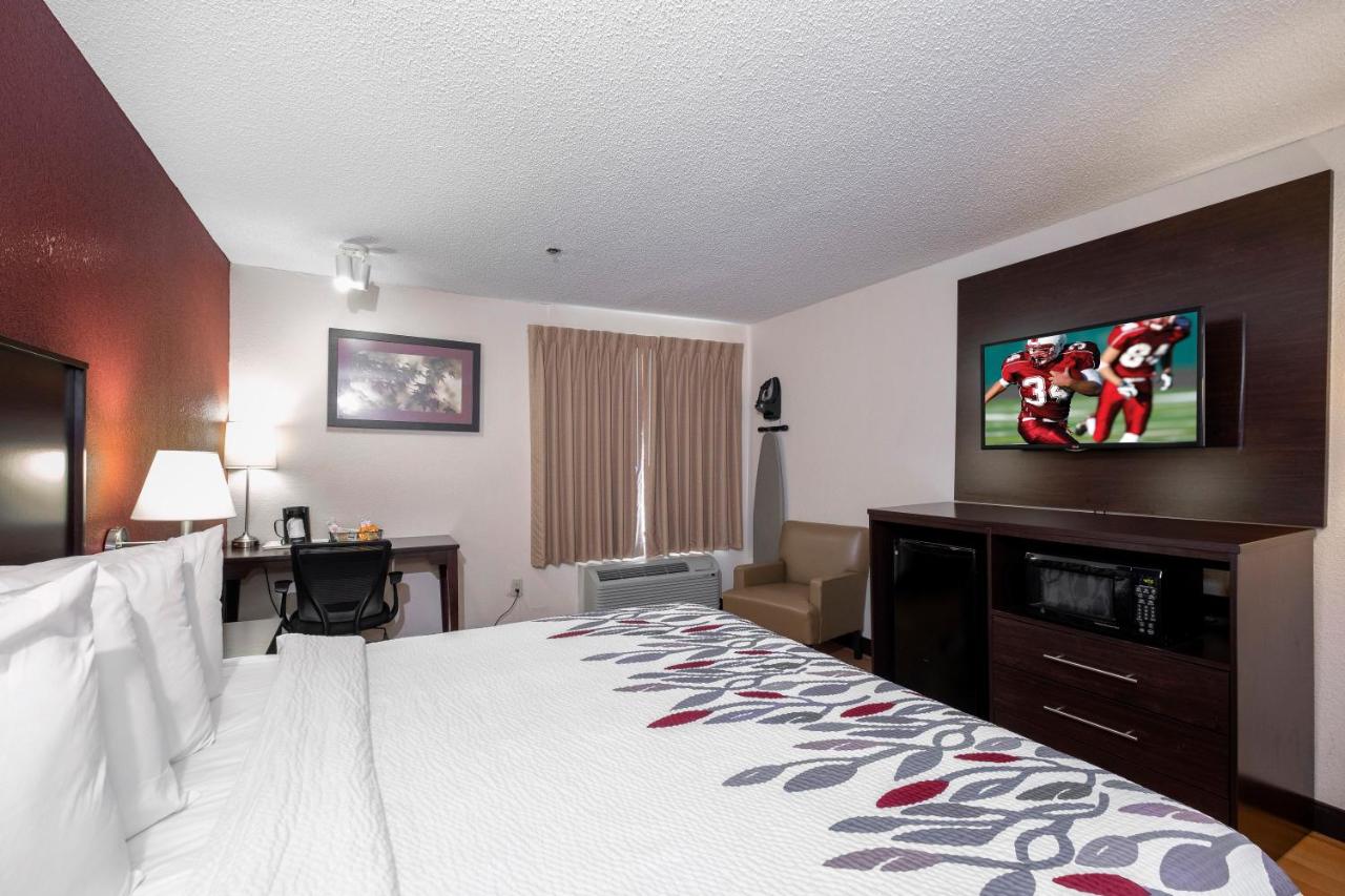 Deluxe King Room - Disability Access/Non-Smoking at Red Roof Inn & Suites Dover Downtown