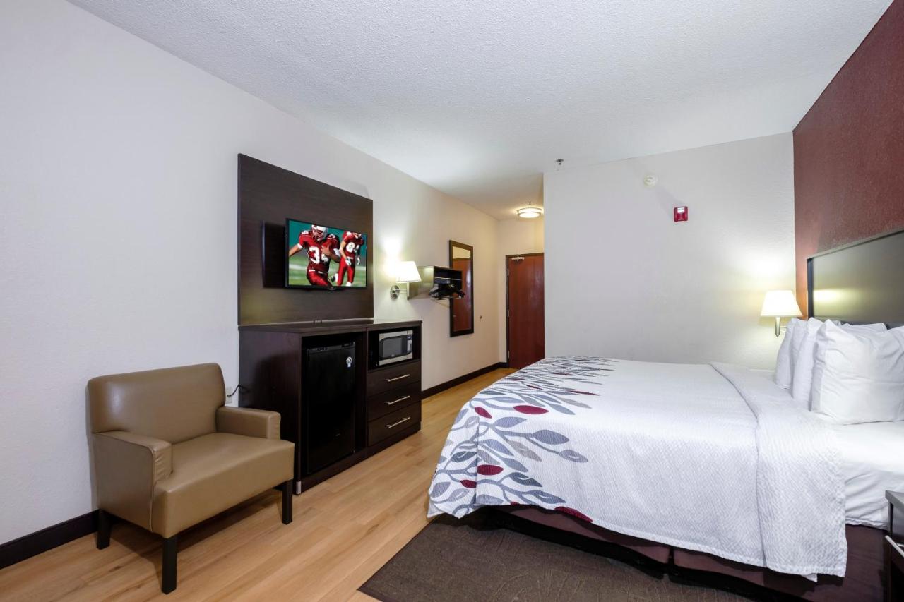 Superior King Room - Smoking at Red Roof Inn & Suites Dover Downtown