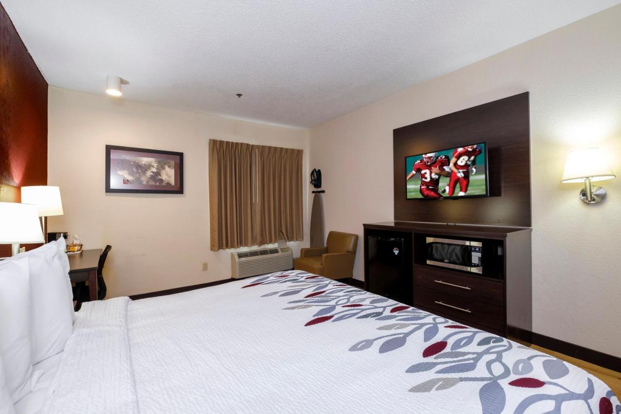 Superior King Room - Smoking at Red Roof Inn & Suites Dover Downtown