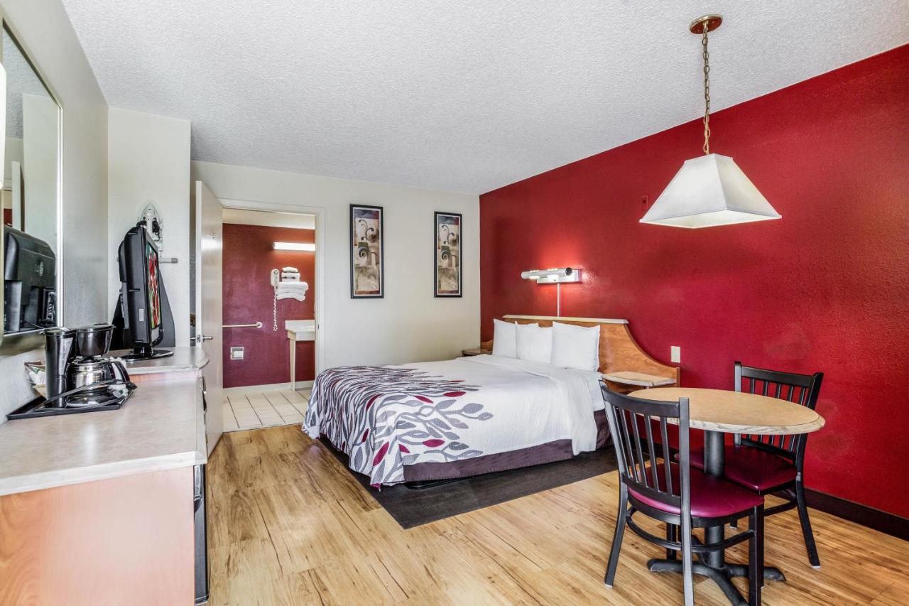 Deluxe Queen Room - Disability Access/Smoke Free at Red Roof Inn Gallup