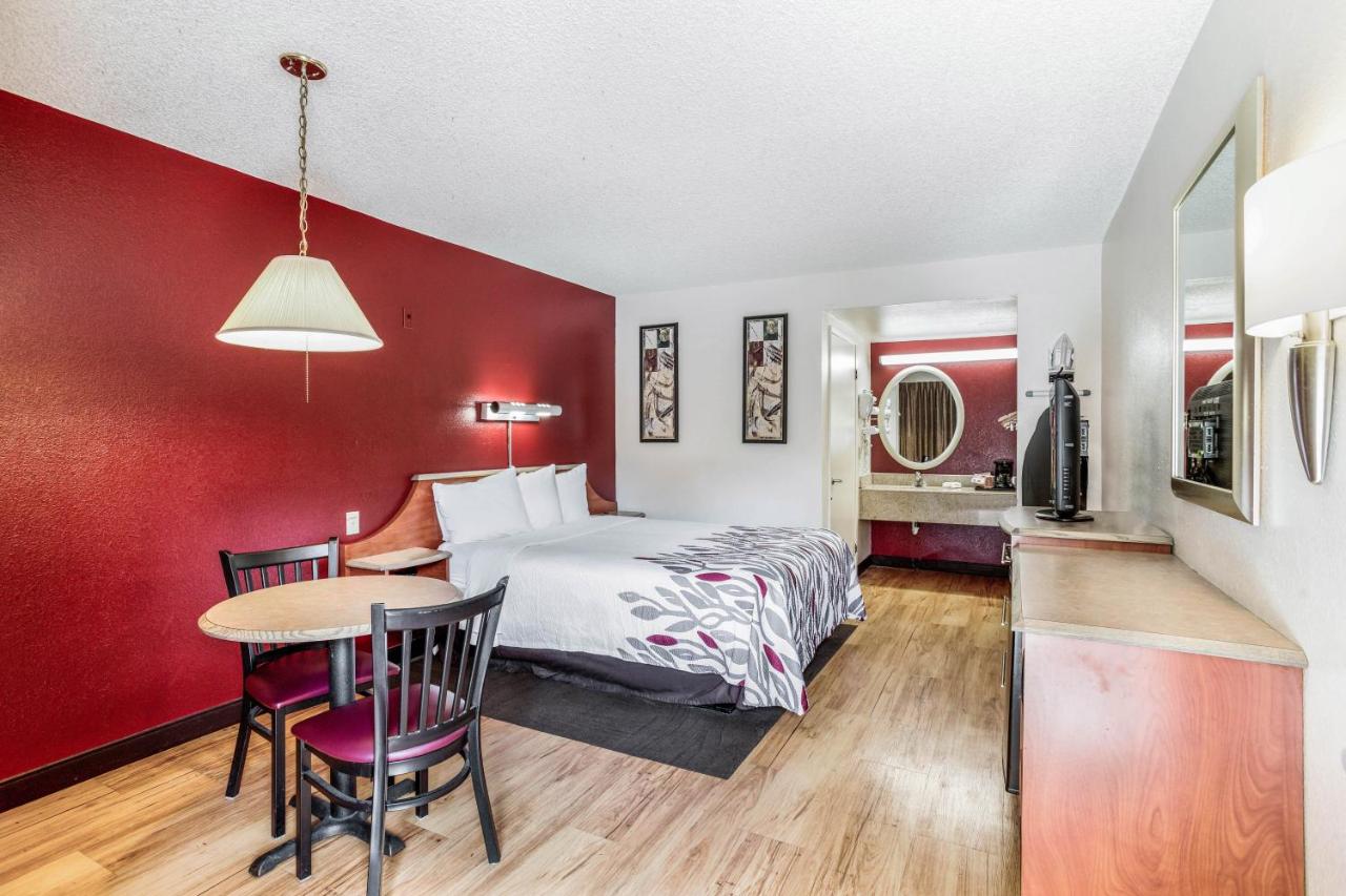 Deluxe Queen Room - Disability Access/Smoke Free at Red Roof Inn Gallup