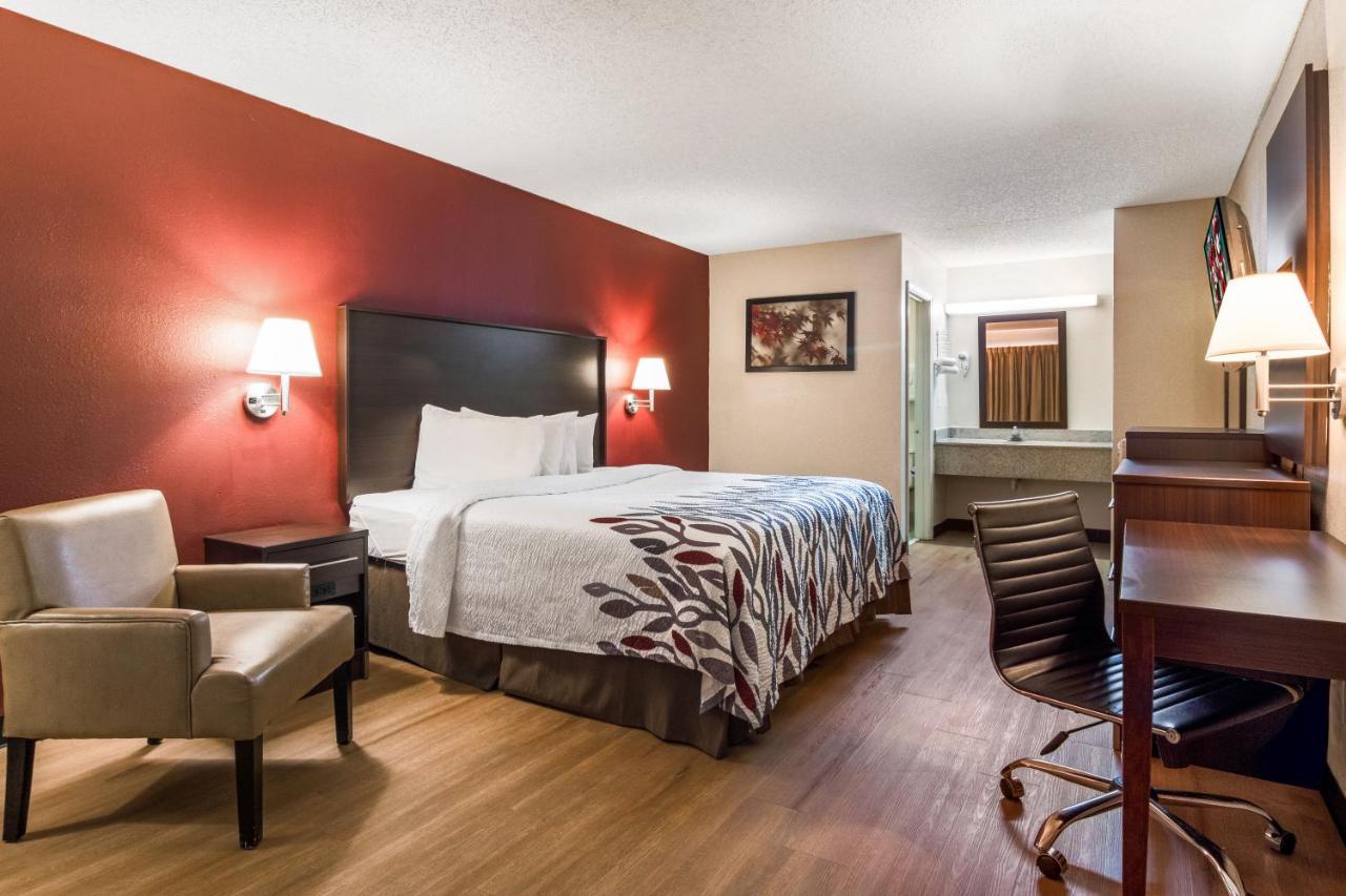 Superior King Room Non-Smoking at Red Roof Inn Acworth - Emerson/ LakePoint South
