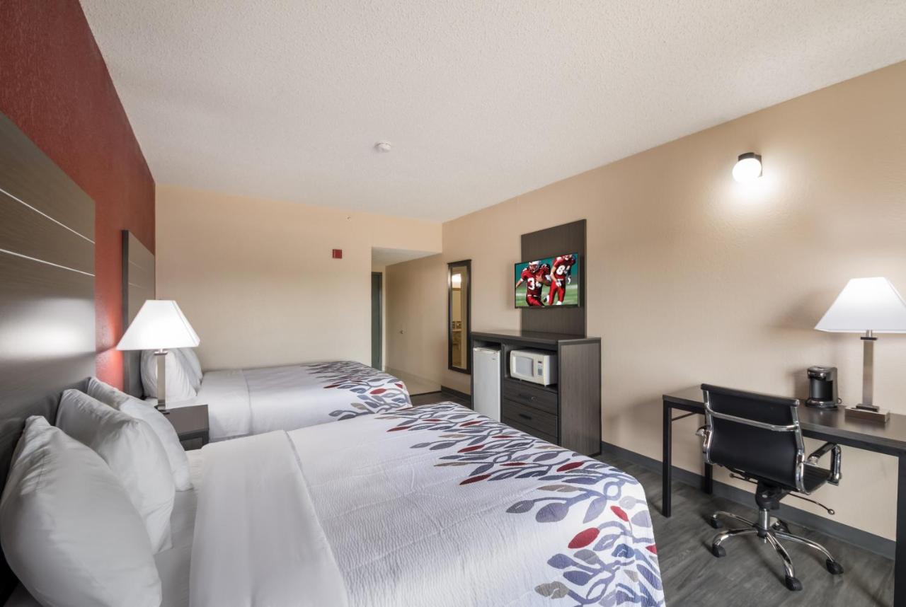 Superior Queen Room with Two Queen Beds Disability Access/Roll-In Shower Non Smoking at Red Roof Inn & Suites Austin East - Manor