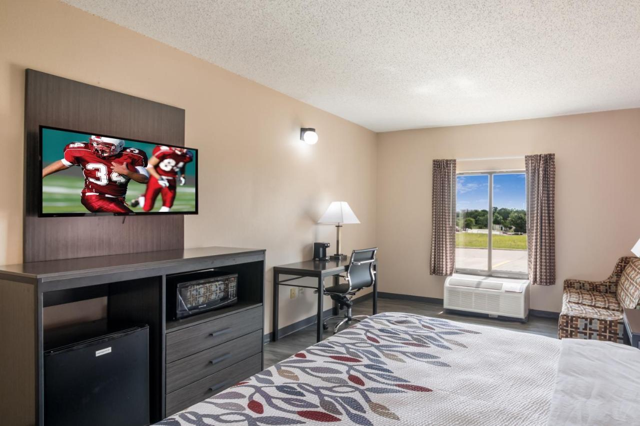 Superior King Room Disability Access/Roll-In Shower Non Smoking at Red Roof Inn & Suites Austin East - Manor