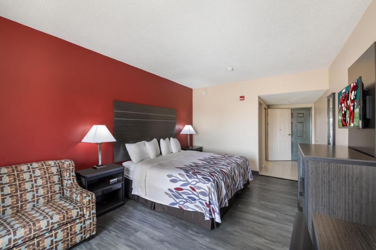 Superior King Room Disability Access/Roll-In Shower Non Smoking at Red Roof Inn & Suites Austin East - Manor