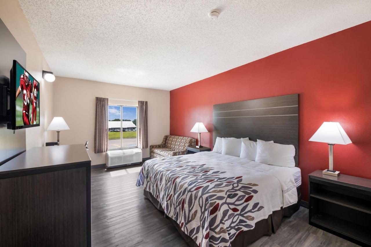 Superior King Room Disability Access/Roll-In Shower Non Smoking at Red Roof Inn & Suites Austin East - Manor
