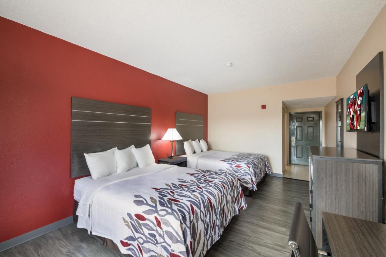 Superior Queen Room with Two Queen Beds Disability Access/Roll-In Shower Non Smoking at Red Roof Inn & Suites Austin East - Manor