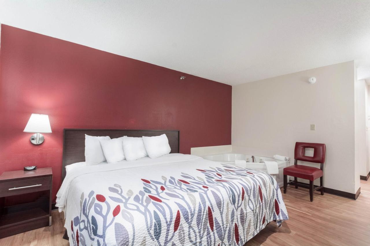  Deluxe King Room with Spa Bath Non-Smoking at Red Roof Inn Richmond, KY