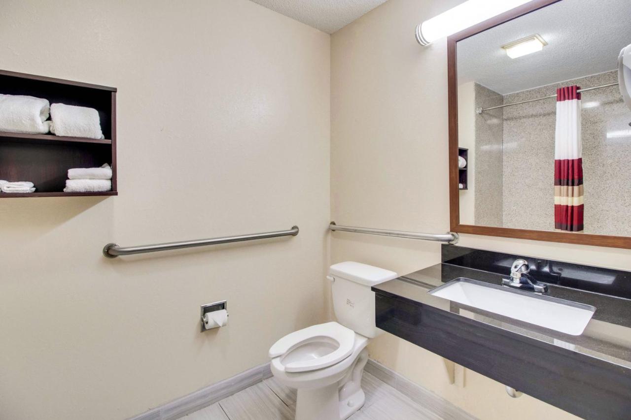 Deluxe Room with One Queen Bed Disability Access Non-Smoking at Red Roof Inn Franklin, KY