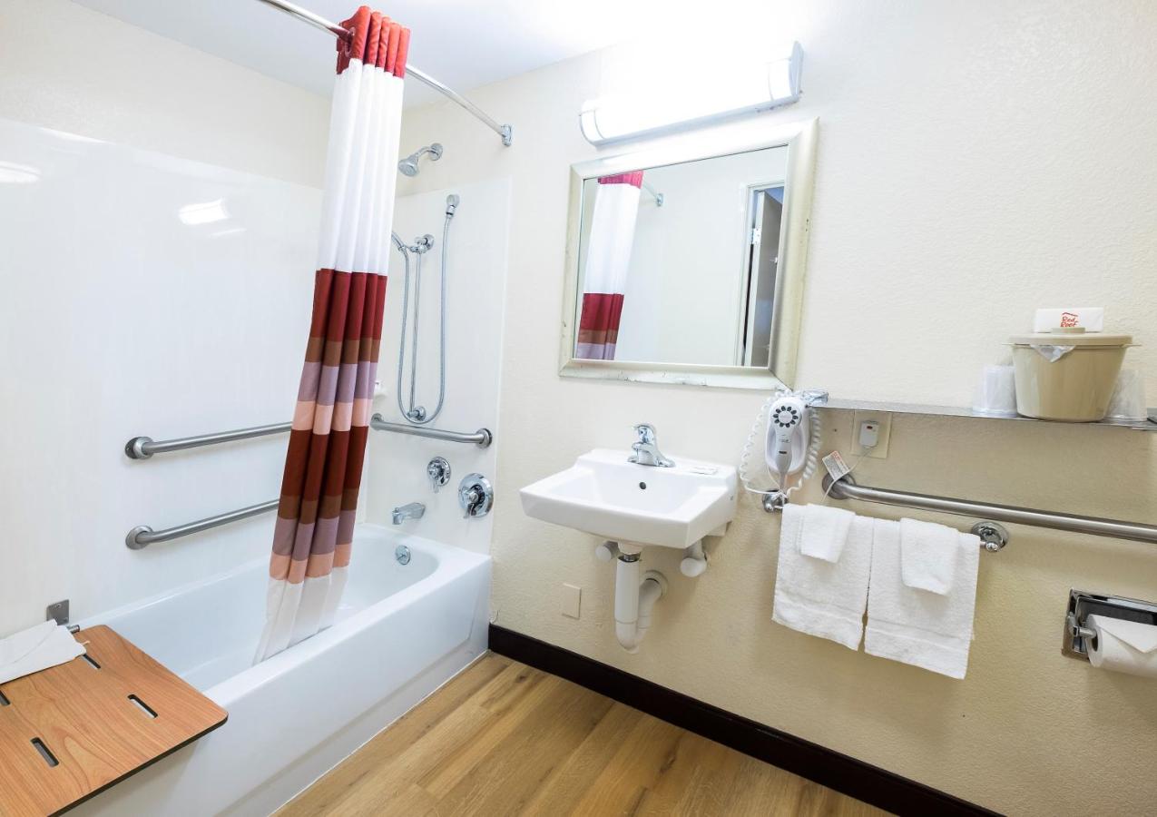 Deluxe King Room - Disability Access/Smoke Free at Red Roof Inn Hilton Head Island