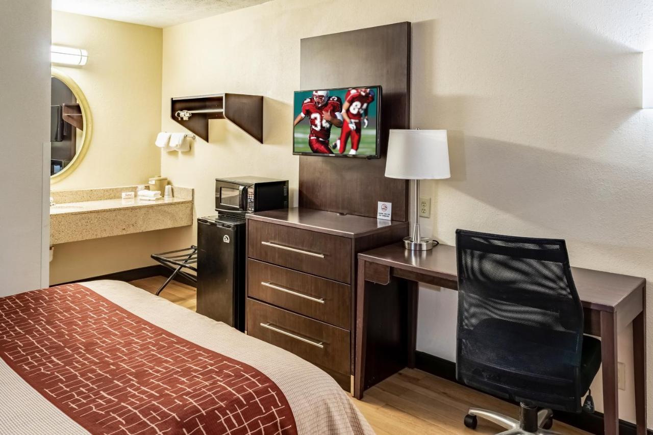 Deluxe Queen Room - Non-Smoking at Red Roof Inn Columbus - Taylorsville