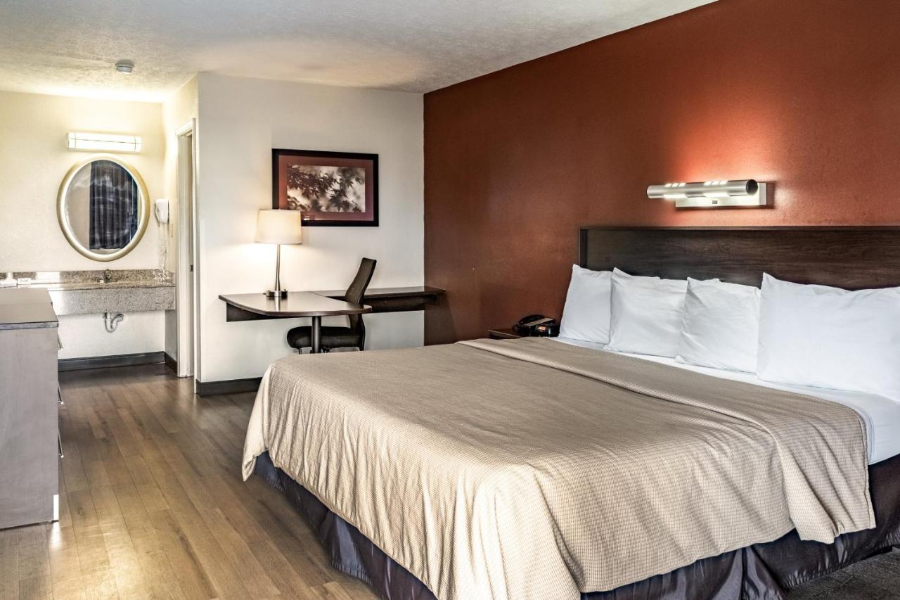 Superior King Room - Non-Smoking at Red Roof Inn Columbus - Taylorsville