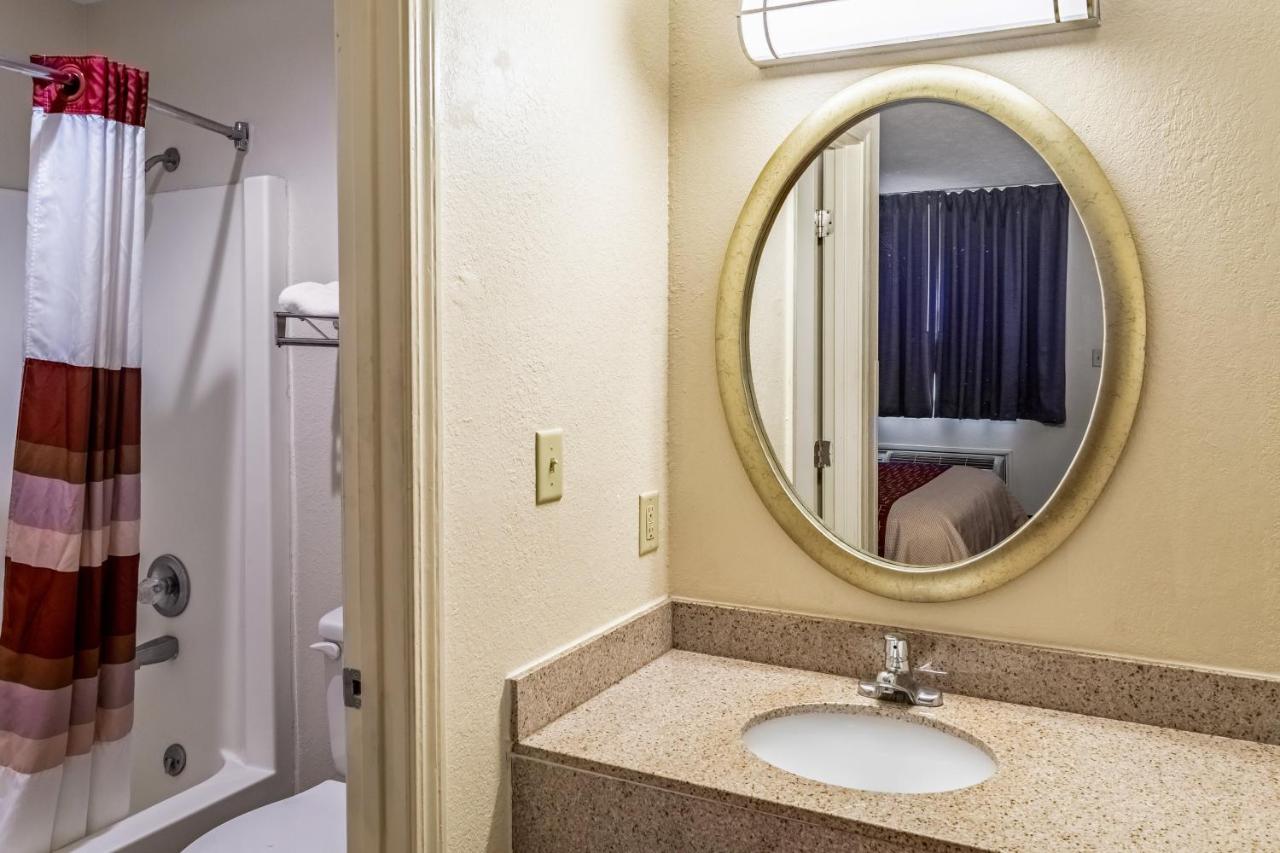 Superior King Room - Non-Smoking at Red Roof Inn Columbus - Taylorsville