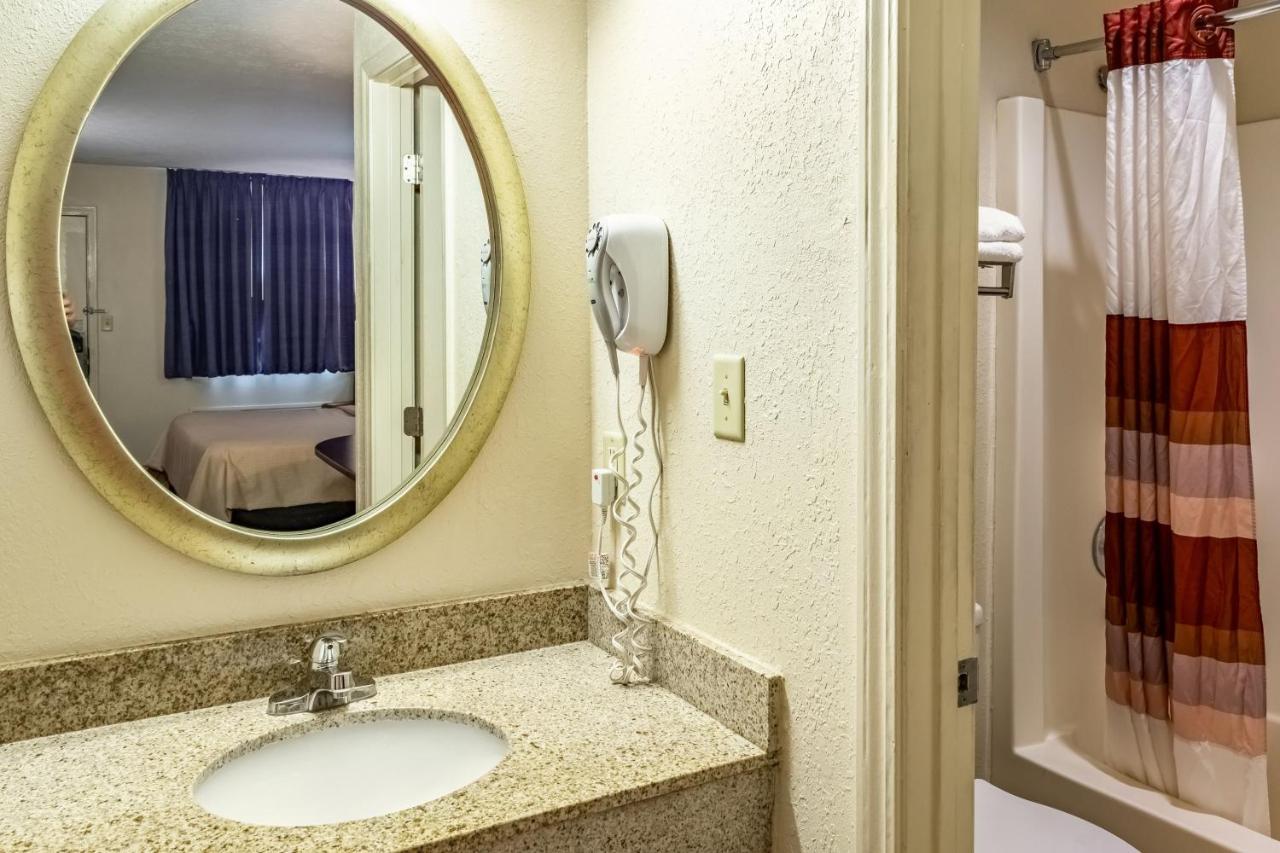Deluxe Queen Room - Non-Smoking at Red Roof Inn Columbus - Taylorsville