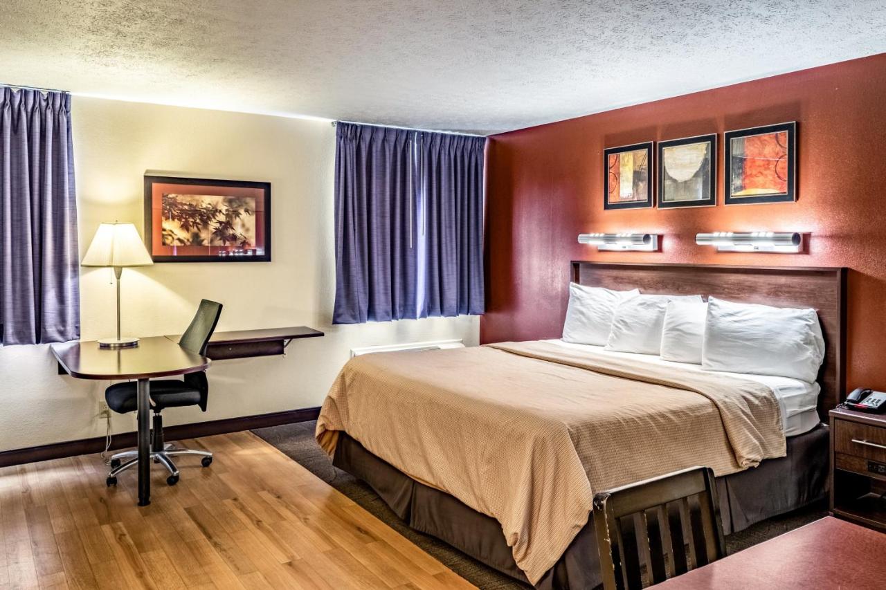 King Suite with Spa Bath - Non-Smoking at Red Roof Inn Columbus - Taylorsville