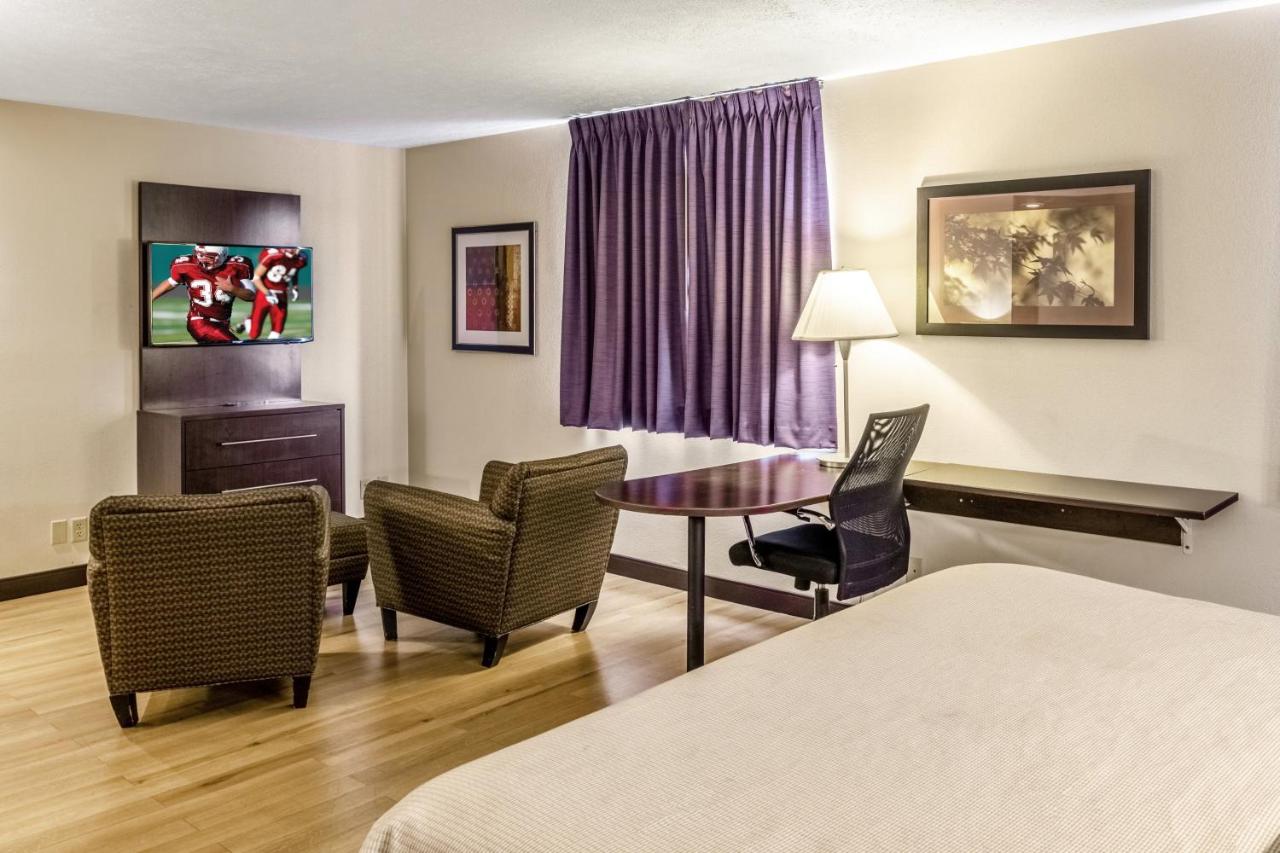King Suite with Spa Bath - Non-Smoking at Red Roof Inn Columbus - Taylorsville