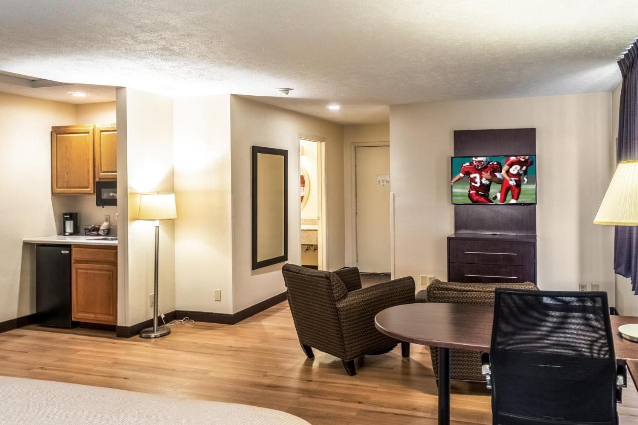 King Suite with Spa Bath - Non-Smoking at Red Roof Inn Columbus - Taylorsville