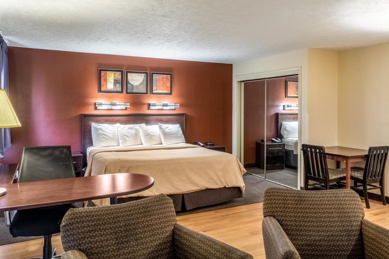 King Suite with Spa Bath - Non-Smoking at Red Roof Inn Columbus - Taylorsville