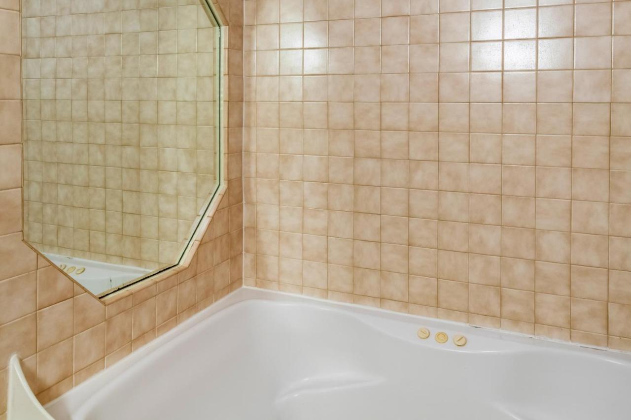 King Suite with Spa Bath - Non-Smoking at Red Roof Inn Columbus - Taylorsville