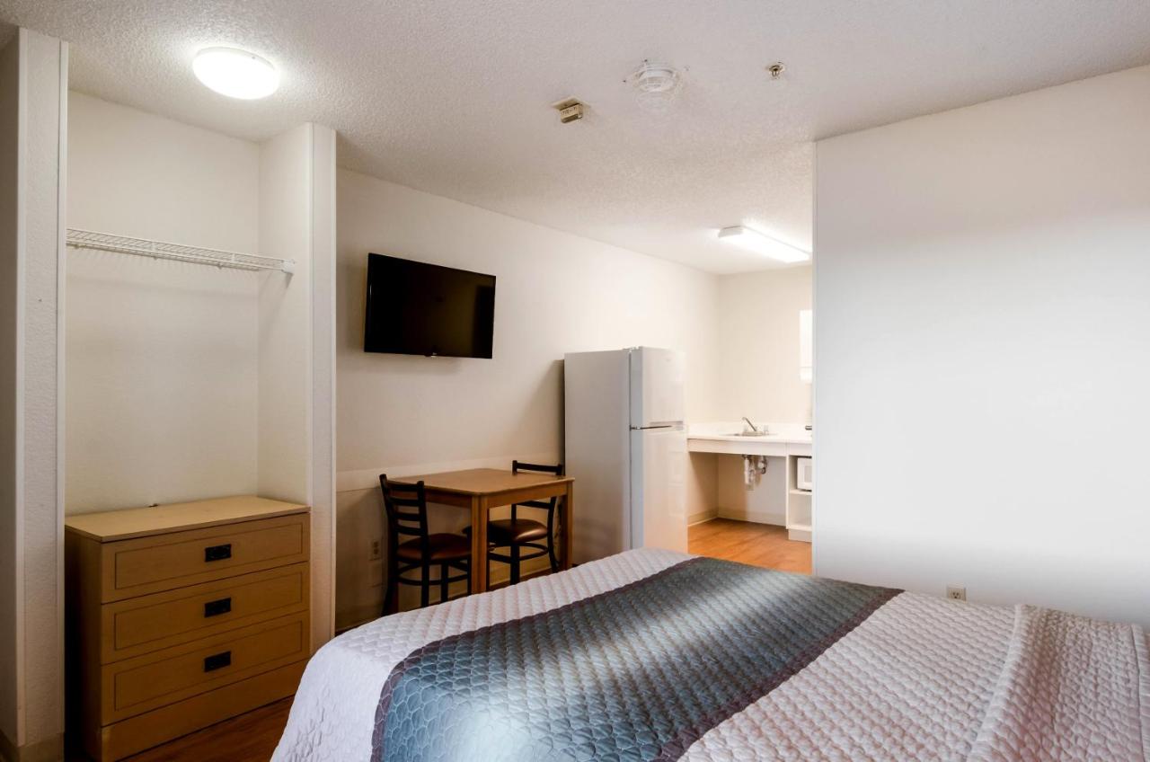 Studio One Double Room Disability Access Non-Smoking at HomeTowne Studios by Red Roof Denver - Thornton