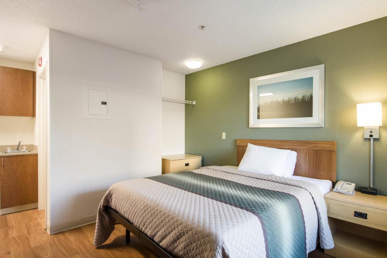 Studio Queen Room Non-Smoking at HomeTowne Studios by Red Roof Denver - Thornton