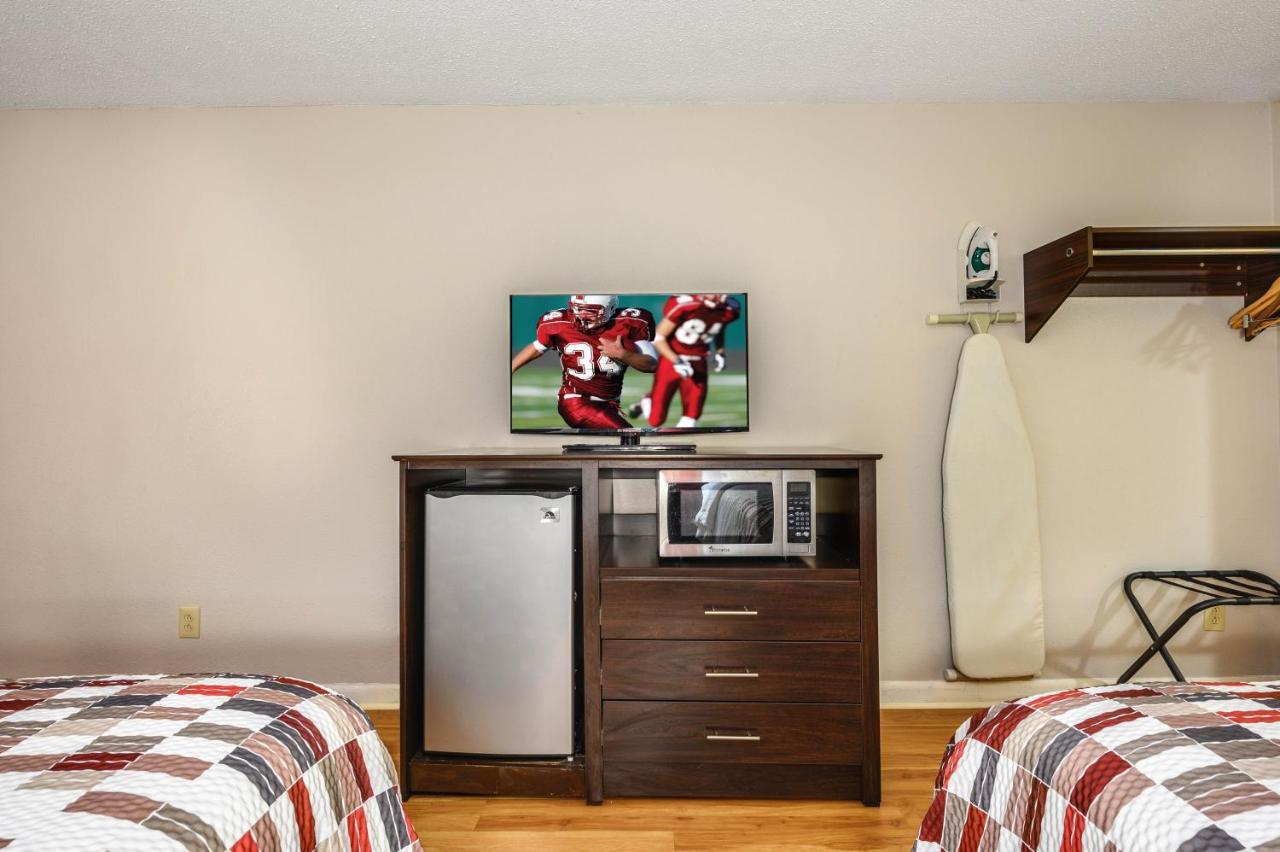 Deluxe King Room Disability Access Non-Smoking at Holiday Inn Express Hotel & Suites Sylacauga, an IHG Hotel