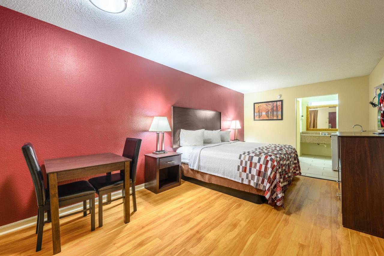  Deluxe King Room with Kitchenette Smoking at Holiday Inn Express Hotel & Suites Sylacauga, an IHG Hotel
