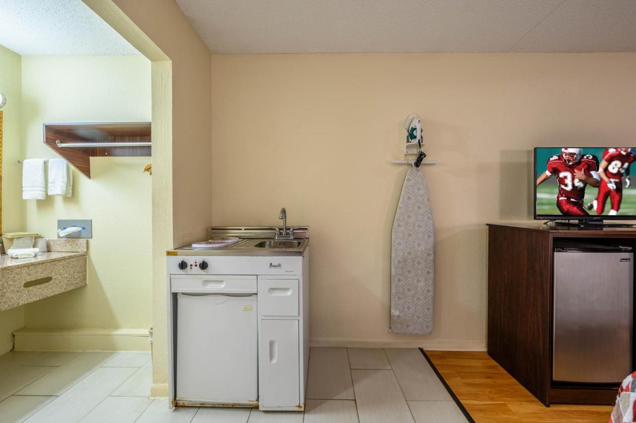  Deluxe King Room with Kitchenette Smoking at Holiday Inn Express Hotel & Suites Sylacauga, an IHG Hotel