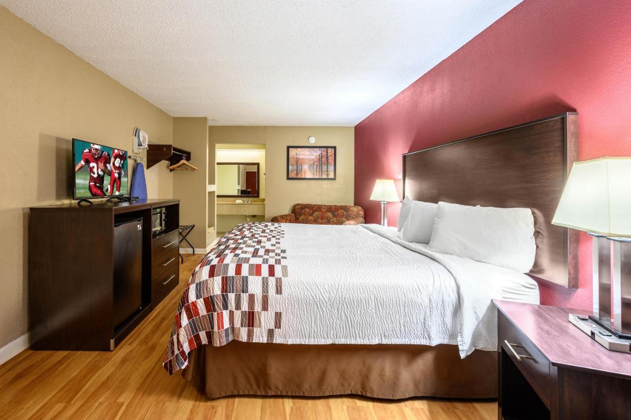 Superior King Room Smoking at Holiday Inn Express Hotel & Suites Sylacauga, an IHG Hotel