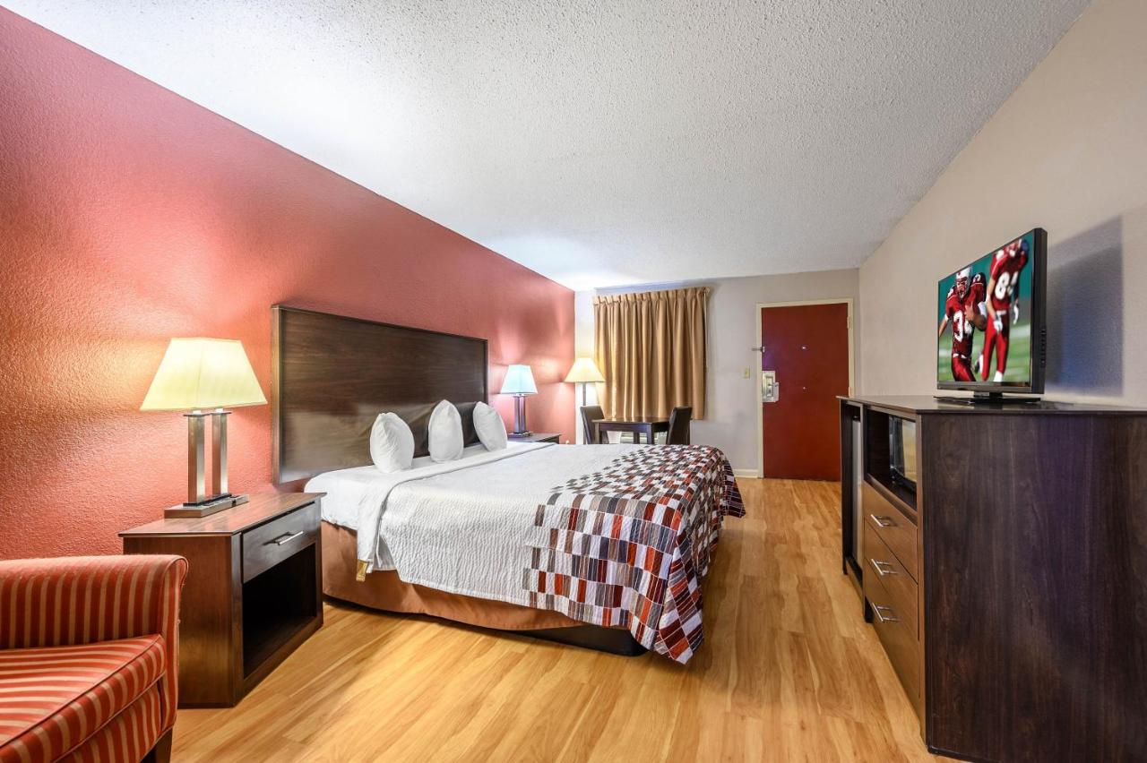 Deluxe King Room Disability Access Non-Smoking at Holiday Inn Express Hotel & Suites Sylacauga, an IHG Hotel